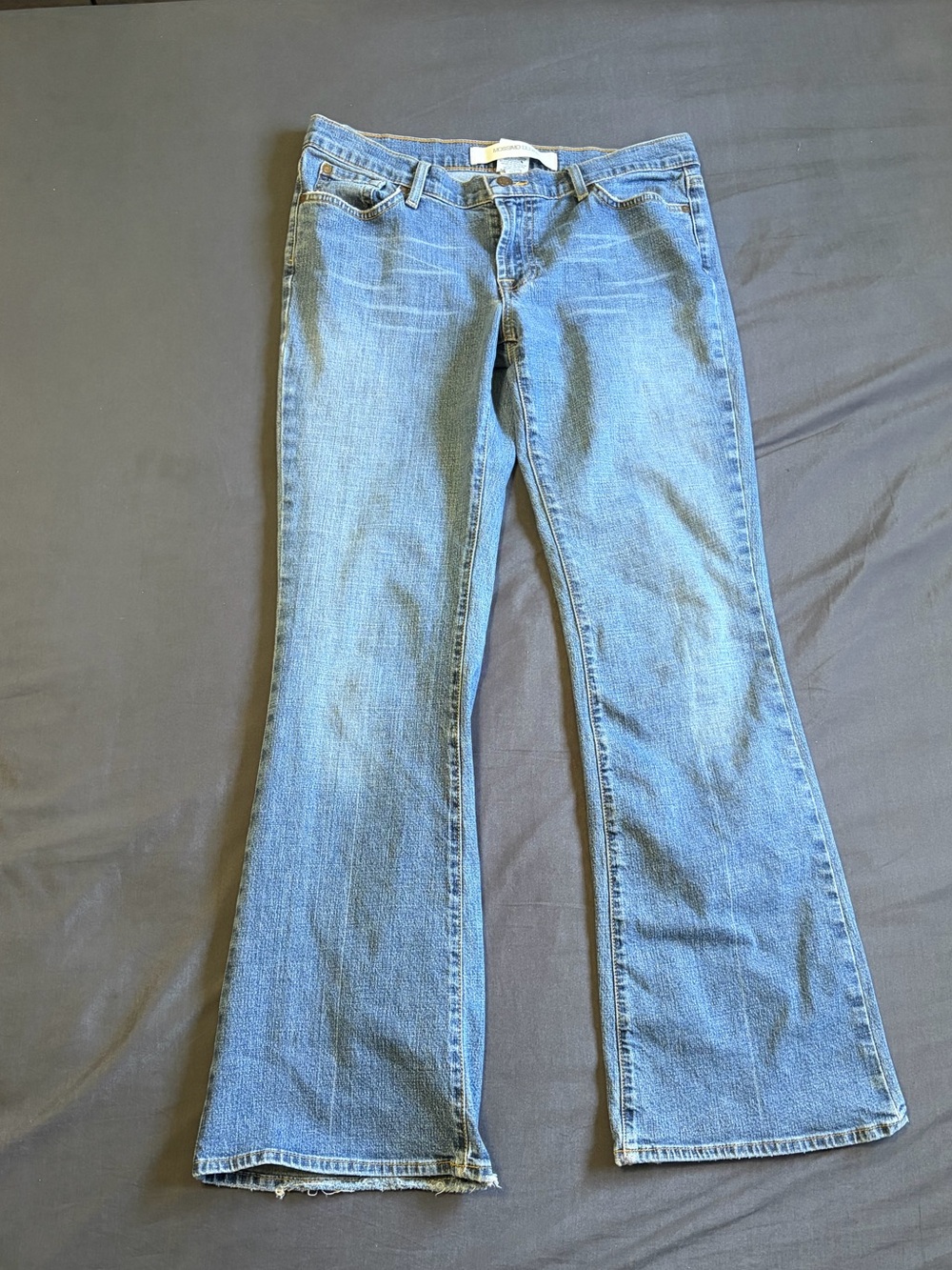 2000s low rise flare Mossimo Denim jeans w/embroidered pocket details. Size 8.